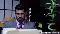 hd мускулистого бизнесмена трахнул в задницу работягаебарь porn