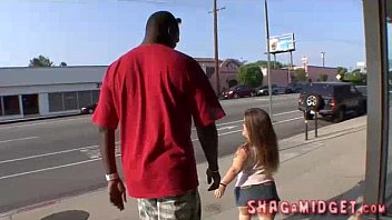 hd 巨大な黒人の男とミゼットの女の子 porn