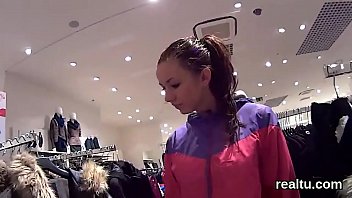 hd великолепного чешского котенка соблазнили в супермаркете и трахнули в видео от первого лица porn