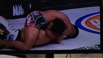 hd black fighter rub his bulge on opponents ass luchador negro soba bulto porn