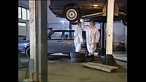 hd высококлассную женщину трахнули механики в гараже porn