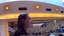 hd очаровательную чешскую милашку соблазнили в торговом центре и трахнули в видео от первого лица porn