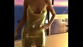 hd セクシーな若い女の子は彼女のセクシーな金色のドレスを見せています porn