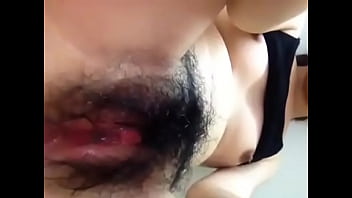 hd エロい女の子は濡れた水で猫をこすります porn