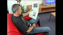 hd молодая крошка страстно сосет и совокупляется с пожилым парнем в любительском видео porn