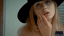 hd юная блондинка с отличной задницей и черной шляпой раздевается porn