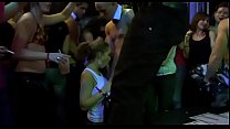 hd суки обнаружили крошечный член чтобы поглотить его в клубе и играть с ним как с игрушкой porn