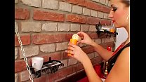 hd сексуальная сексуальная горничная спускается чтобы жестко отшлепать ее сексуальную задницу porn