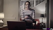hd сексуальная юная красотка ави лав увидела как ее сталкер майк макини покинул ее дом и начала с ним жаркий секс porn