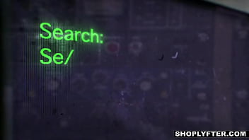 hd грудастая молодая женщина ворует из магазина а затем трахает офицера чтобы избежать тюрьмы porn