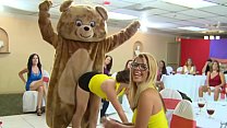 hd танцующий медведь девичник с мужчинамистриптизершами с большим хуем в стиле над ними porn