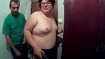 hd キュウリを中に感じてセクシーな太った肥満の体にこすりつけるのが好きな方法 porn