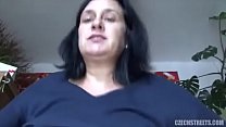 hd ボインの成熟したお金のために犯される porn