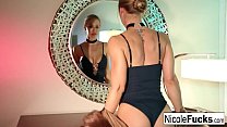 hd горячая николь заставляет себя кончить на ее стол porn