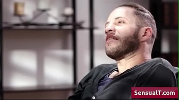 hd шлюховатая юная блондинкатранс соблазняет его босса своими потрясающими круглыми сиськами в его офисе лена келли porn