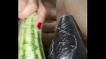 hd сучка не довольствуется одним б она любит втыкать хвост в большой толстый кабачок пока не освободится край ее попки porn