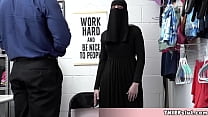 hd милая мусульманка попыталась спрятать украденные вещи под одеждой porn