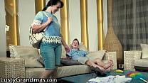 hd lustygrandmas私は顔射で私の成熟したホットメイドを激しく叩きました porn