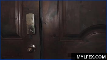hd mylfexcom скомпрометированная тетя занимающаяся домашними обязанностями своего племянника тринити сентклер алекс porn