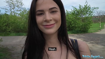 hd パブリックエージェントa変質者は彼のドローンで小便を取り彼女の猫をファックするベイビーのスパイ porn