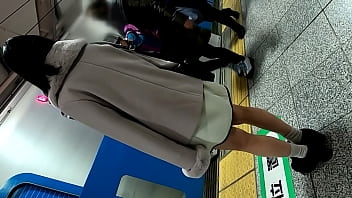 hd 同じマンション在住の黒髪美脚nちゃんを追跡エレベーターで遭遇した美人さん尾行して部屋をつきとめた外出したところを狙って尾行電車に乗ったので背後にぴったり付いてスカート内撮影痴中出しまた後日自宅に侵入にて中出し及び顔射パンチラ盗撮電車痴 porn