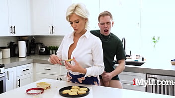 hd 継母に cuminyourmomchallenge をするよう懇願する charli phoenix porn