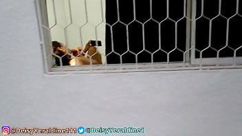 hd пиллада поймана прячась на улице шпионя за моей соседкой через окно ее дома в то время как она мастурбирует наблюдая porn