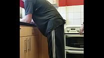 hd バイセクシュアルのゲイ男性はあなたが彼の後ろから彼のズボンを引っ張ってあなたのコックのサイズが何であれ彼のお尻をファックさせます porn