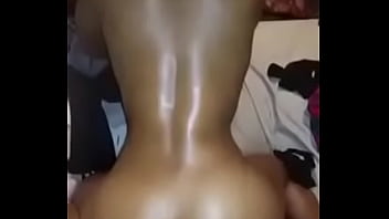 hd 통통한 여자는 그녀가 진동기로 그녀의 이중 침투와 섹스를 계속할 수 있도록 콘돔을 넣어달라고 요청하고 그녀는 그들이 들어갈 때 그것을 사랑 porn