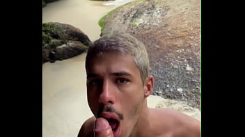 hd ストレートの男がビーチにいてペニスを持ち上げて私を見るのをやめなかったので私は彼を助けに行かなければなりませんでした porn