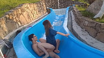 hd 私の愚かな義理の妹はプールの滑り台で立ち往生し私は彼女を乱暴に性交する機会を利用します porn