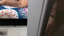 hd я ловлю ее за мастурбацией большим дилдо и жестко трахаю ее пока не кончу ей на ноги полная история porn