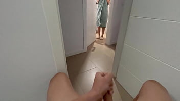 hd я удивляю свою сводную сестру у двери ванной делая мне дрочку а она делает мне минет пока я не кончаю porn