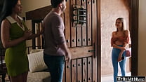hd カップルの場合ティーンのベビーシッターがおもらしします porn