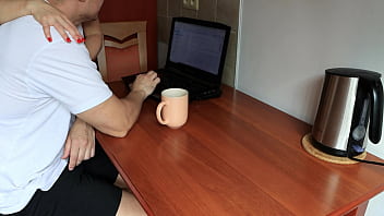 hd жена отдалась компьютерщику прямо на столе настоящая измена жены porn
