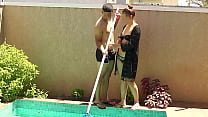 hd 予告編 妻がプール掃除の少年とセックスしているところを目撃しましたが私たちは一緒に彼のお尻を犯します porn