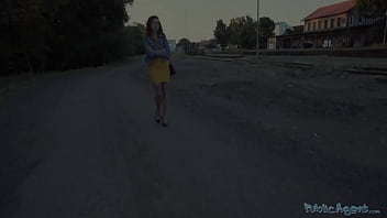 hd публичный агент сексуальная рыжая официантка сосет член и трахается раком на улице публично porn