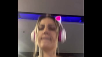 hd wow im in a bra training at the gym and all sweaty and crazy with lust it ran down her smooth sweaty pussy porn