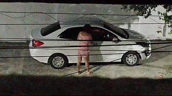 hd 家の前の車の中で恋人とセックスし笑顔でいっぱいになって帰ってくる porn
