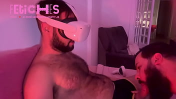 hd волосатый парень использует очки виртуальной реальности полное видео на red porn
