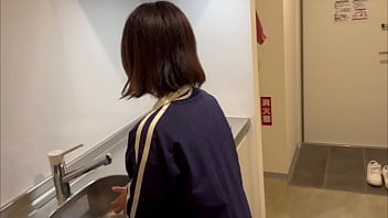hd もうここでシよ我慢できない彼女と同棲初日でキッチンで彼女と激しくsexするカップル porn