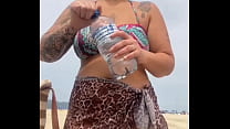 hd 男の目の前でビーチで裸になった彼は硬くなったそして私は彼のペニスを手に入れた porn