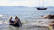 hd эти три совершенно случайных парня очень жестко трахнули эту блондинку на гребаном пляже porn