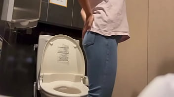 hd トレで男性におちんちんで突かれてる想像しながらオナニーしてたら気持ちよすぎました porn