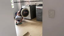 hd я нахожу свою соседку с огромной жопой одной стирающей белье в шортах и трахаю ее за то что она шлюха porn