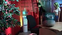 hd дарина позволяет полу трахнуть ее а затем пописать на нее porn