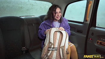 hd 偽タクシーの熟女が乗車料金を払うために剃毛したオマンコを差し出す porn