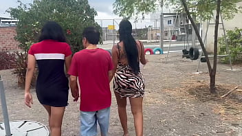 hd 公共の公園でセックス老人と大きなお尻を持つ若い巨乳女性2人 本物のアマチュア自家製3p porn