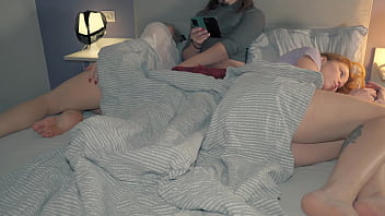 hd compartilhando a cama com a madrasta e a enteada fodi a enteada depois que ela ficou com tesão assistindo a madrasta porn