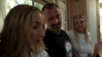 hd хлоя и элис на борту swamebus для поездки к виноградникам вара porn